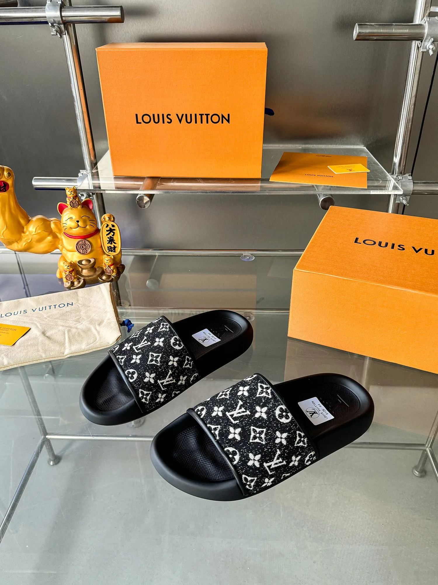 [L Home] P: 300💰 ▪️Shoe size: Women's 35-40 Men's 38-46▪️Packaging: Counter top quality~original packaging Louis Vuitton lv couple's monogram embossed slippers This season, Waterfront sandals return with a new look, and the upper buckle is embossed with Louis Vuitton's iconic Monogram pattern. Made of waterproof rubber with a comfortable and resilient insole. The lightweight, flexible outsole is embossed with the Louis Vuitton logo. Exquisitely packaged at the delivery counter 🛍📦 ▪️Fabric: Original molded rubber foam ▪️Sole: Original molded rubber foam outsole ▪️Sole thickness: 3CM.